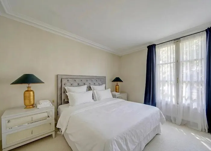 1br Montaigne Champs Elysee *