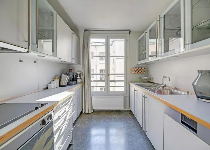 1br Montaigne Champs Elysee *
